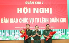 Trung tướng Nguyễn Trường Thắng bàn giao chức vụ Tư lệnh Quân khu 7 cho Thiếu tướng Lê Xuân Thế