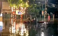 Thái Nguyên ngập sâu, dân bơi thuyền ra phố đón người về nhà