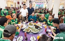 Vietnamese restaurant owner serves free meals to sanitation workers after storm cleanup