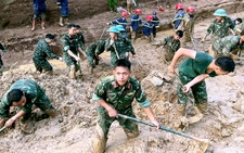 Quân đội khẩn cấp cứu trợ, dựng nhà bạt dã chiến cho dân vùng lũ Điện Biên