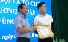 Chủ tịch Nguyễn Văn Được tặng bằng khen cho thanh niên cứu sống bé gái ngạt nước hồ bơi
