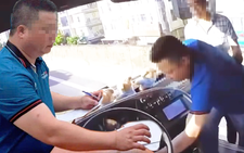 Tài xế ô tô giật chìa khóa xe khách vì cho rằng không được nhường đường