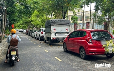 Da Nang streets turn into makeshift parking lots