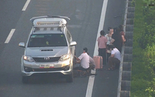 Driver fined $492 for changing tire on expressway in northern Vietnam
