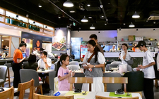 Vietnam’s F&B market sees foreign players thrive amid domestic chains’ challenges