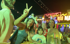 Local, foreign tourists dash to Hoi An Ancient Town for New Year celebrations