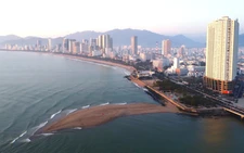 Dolphin-shaped sandbar draws crowds along Vietnam’s Nha Trang coast