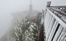 Fansipan plunges to -3°C as frost blankets Vietnam's highest peak