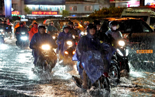 High tides, afternoon rain threaten flooding in Ho Chi Minh City