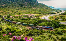 Foreign tourists rave about Vietnam’s scenic train rides, call them worth every minute