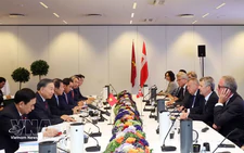 Vietnam's top leader meets leading Danish businesses