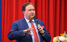Former US Ambassador Knapper urges Vietnamese students to learn foreign languages, explore new technologies