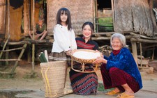 With nothing but AI, woman in central Vietnam learns English to share brocade with the world
