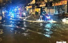 30-minute downpour inundates flood-prone Ho Chi Minh City road, leaves residents wading home at night