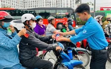 Ho Chi Minh City volunteers assist motorbike travelers on homebound journeys for Tet