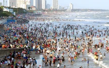 Beaches packed, hotels fully booked in Vung Tau on third day of Lunar New Year