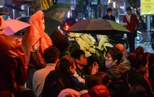 Vietnamese line up in rain to buy gold ahead of God of Wealth Day