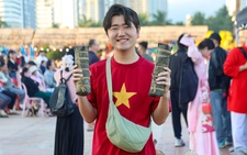 Foreign tourists experience traditional Tet activities on Da Nang beach