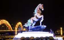 Illuminated horse mascot wows visitors in Da Nang ahead of Lunar New Year