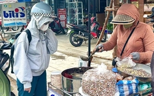 Tiny snails test patience but hook diners in Da Nang