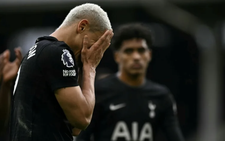 Arsenal corner Chelsea into submission, Man Utd climb to third