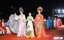 ‘Ao dai’ show transforms Da Nang’s Han River bridge into open-air runway