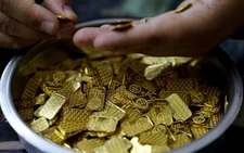 Gold heads for weekly loss on oil-driven inflation concerns