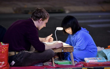 Readers admire British man for teaching little girl on Ho Chi Minh City sidewalk