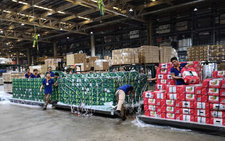 LuLu Group chairman oversees flight carrying Vietnamese produce to UAE