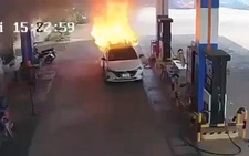 Fire from car carrying batteries kills 2 at Da Nang gas station