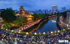 Thousands gather around Ho Chi Minh City pagoda for lantern floating ceremony to celebrate Vesak Day