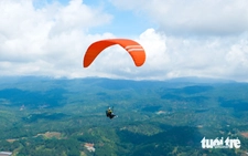 Vietnam’s Da Lat launches paragliding tours from Lang Biang peak