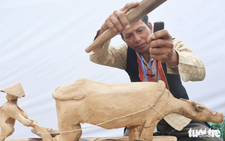 Bhnong ethnic artisans impress visitors at wood carving contest in Da Nang
