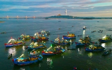 Floating market comes alive at dawn at Vietnam estuary