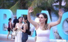 Foreign tourists join lively beachside group dance sessions in Vietnam’s Da Nang
