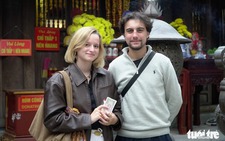 French tourists receive unexpected lucky money during Vietnamese spiritual ritual