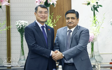 PM urges Indian groups to invest in clean energy, infrastructure in Vietnam