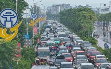 Overnight downpour floods Hanoi, snarls traffic