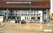 Muddy road outside downtown Da Nang school frustrates parents