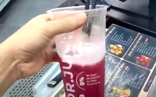Foreign tourist in Nha Trang demands refund, leaves 1-star review after claiming mold in juice