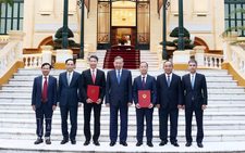 Top leader hands over appointment decisions to two Vietnamese ambassadors