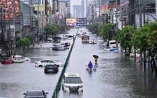 Bangkok floods force thousands into shelters