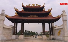 “Choáng” với cổng làng 4 tỉ đồng