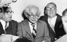 Ai sở hữu hình ảnh Einstein?