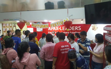 Nearly 100 parents surround Apax Leaders English center in Ho Chi Minh City to demand refunds