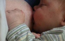Trẻ bú mẹ có răng 