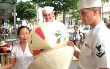 Tàu khu trục của Mỹ cập cảng Sài Gòn