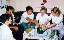 Gần 200 khách nước ngoài ăn tết với người Việt