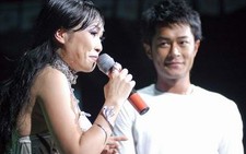 Cổ Thiên Lạc ký tặng bạn đọc báo Tuổi Trẻ