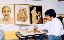 Người thổi hồn vào tranh lá thốt nốt